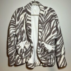 Buttonless oversize jacket